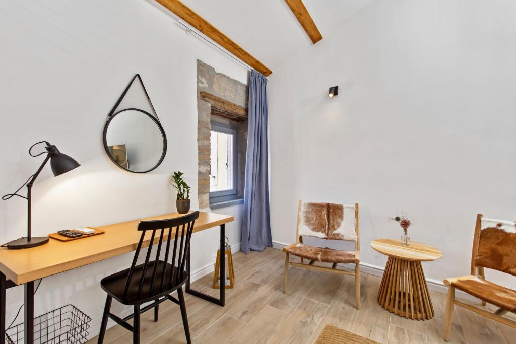Deluxe Room with Courtyard View @ Blubini Heritage House - 4