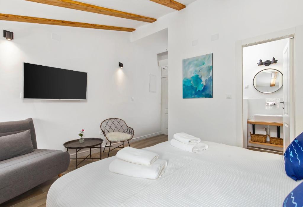 Deluxe Room with Sea View @ Blubini Heritage House - 4