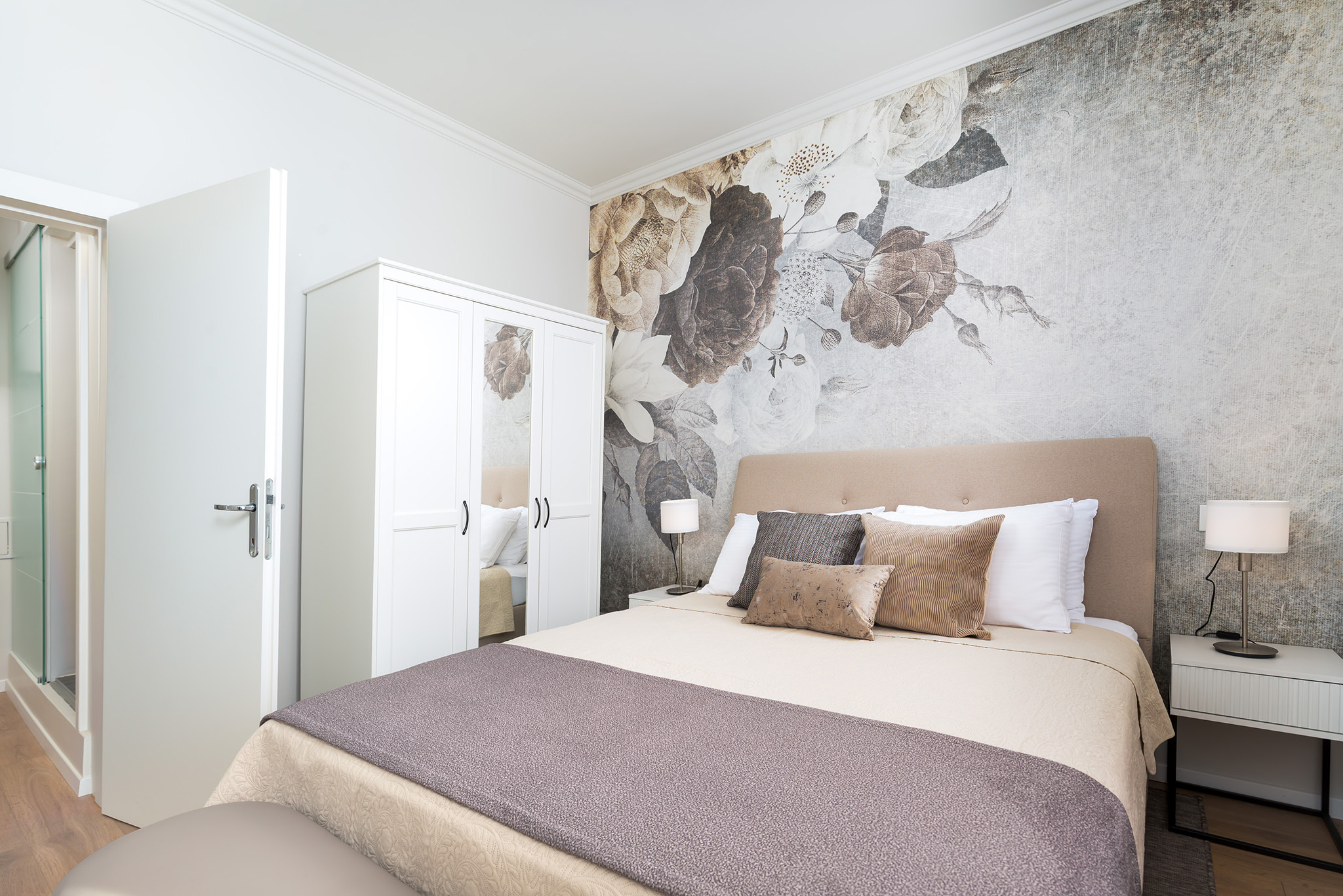 Chic Port 1BR Apartment - 4