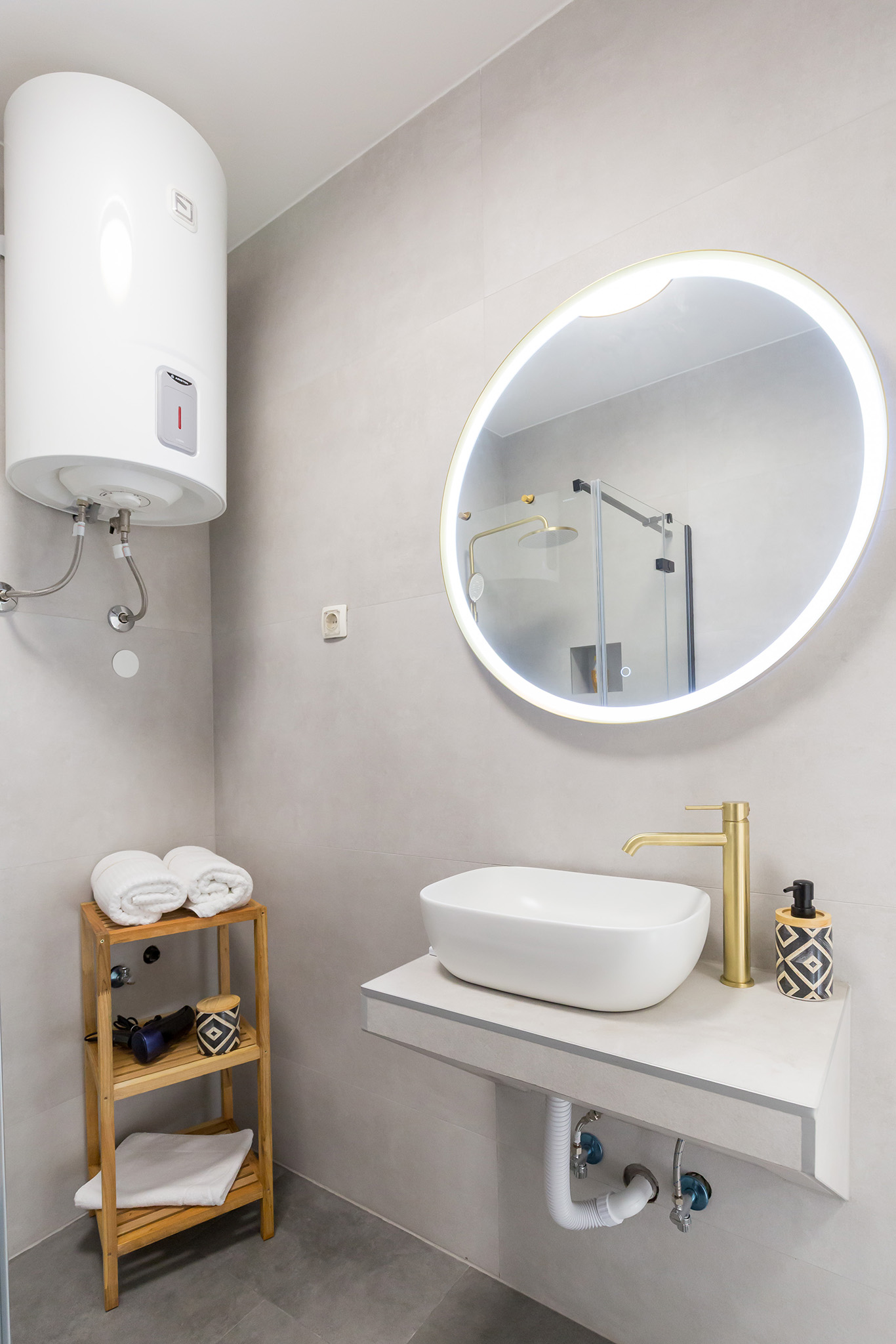 Chic Port 1BR Apartment - 8