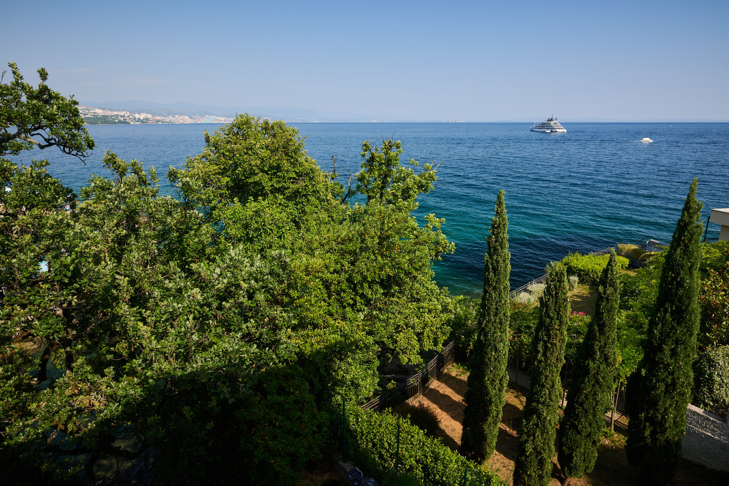 Leona Authentic Beachfront Villa 2BR APT - 7