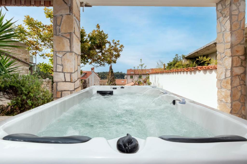 Monte Holiday House with Jacuzzi - 2