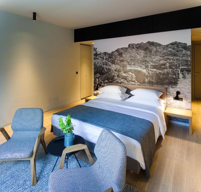 One Suite - Deluxe Double Room with Balcony - 5
