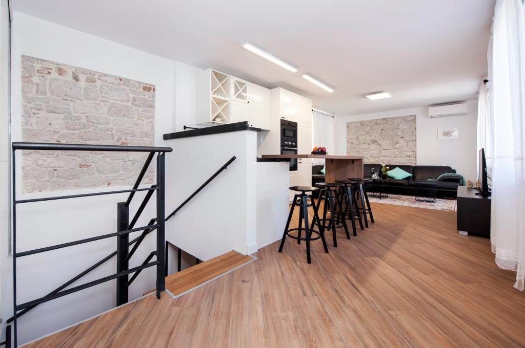 Riva Residence 2 bedroom Apartment with terrace  - 4