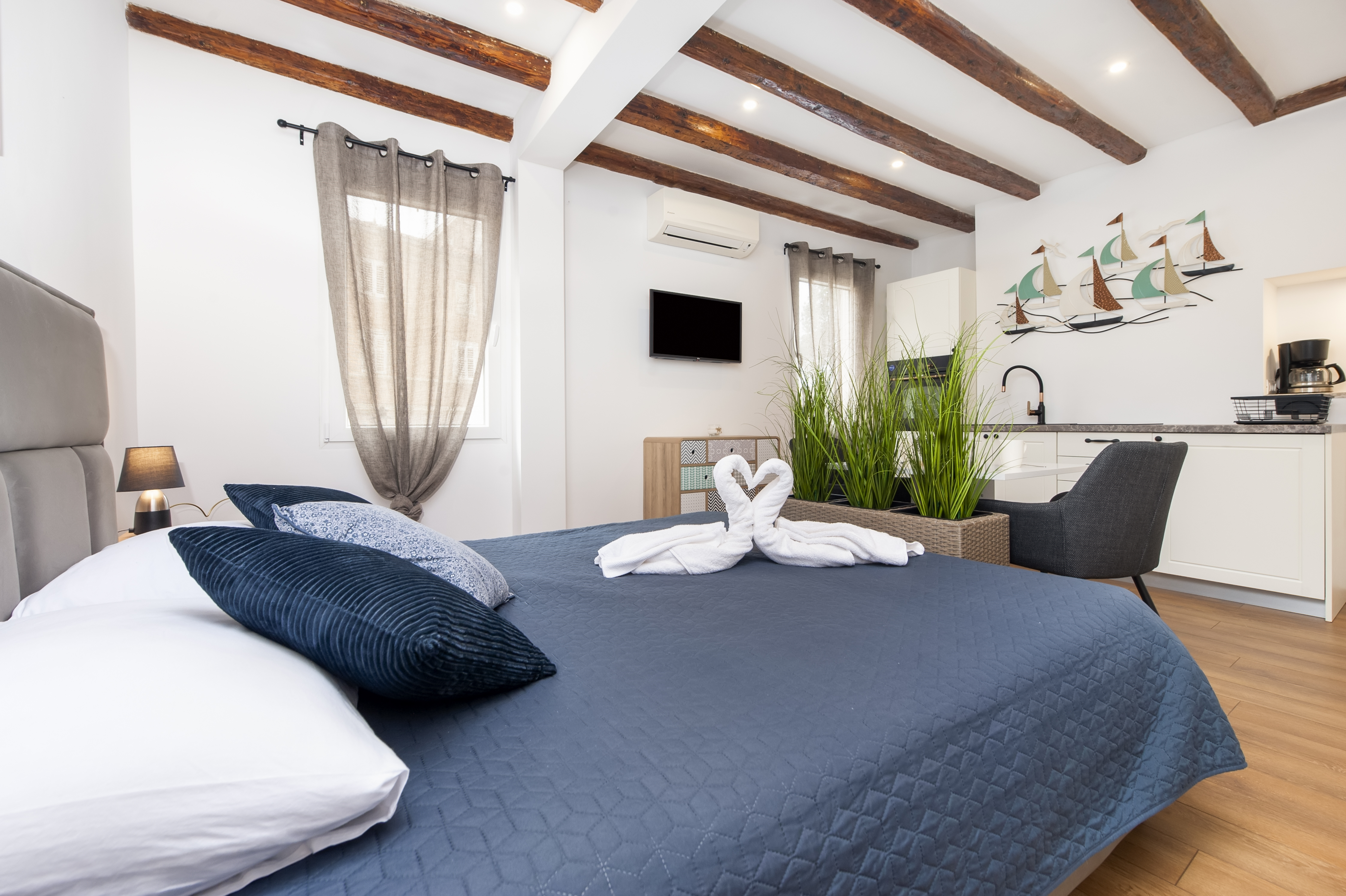 Studio Deluxe - The Yellow House Apartments